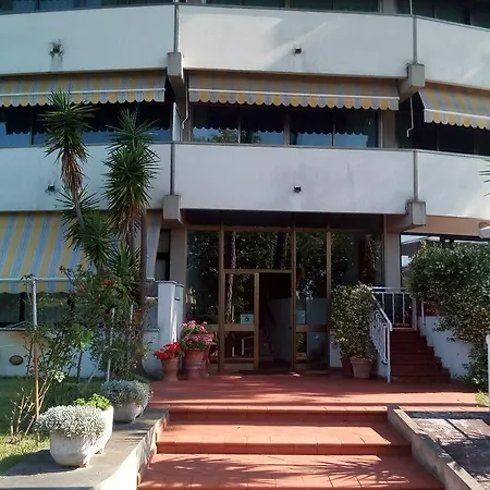 فندق Leopardi مارينا دي بييتراسانْت